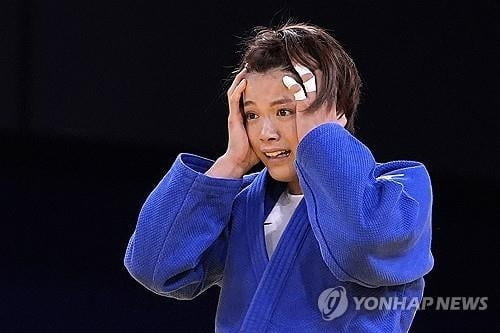 客场逼平曼联，特温特全队赛后在老特拉福德场边合影
