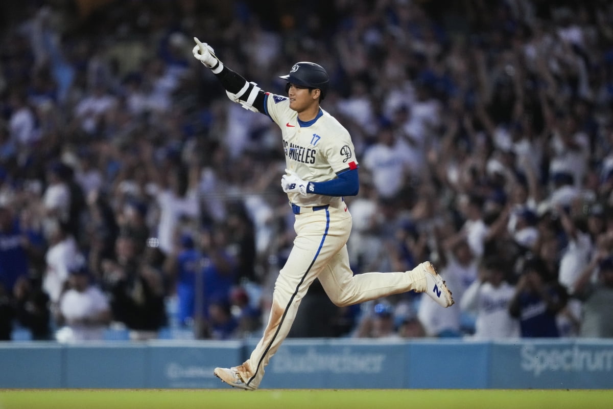 穆西亚拉禁区神级盘带造乌龙 拜仁12分钟3-0领先基尔