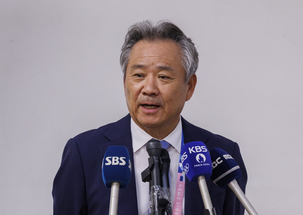 大胜有隐忧！曼联球迷拉横幅抗议球票涨价：停止利用忠诚