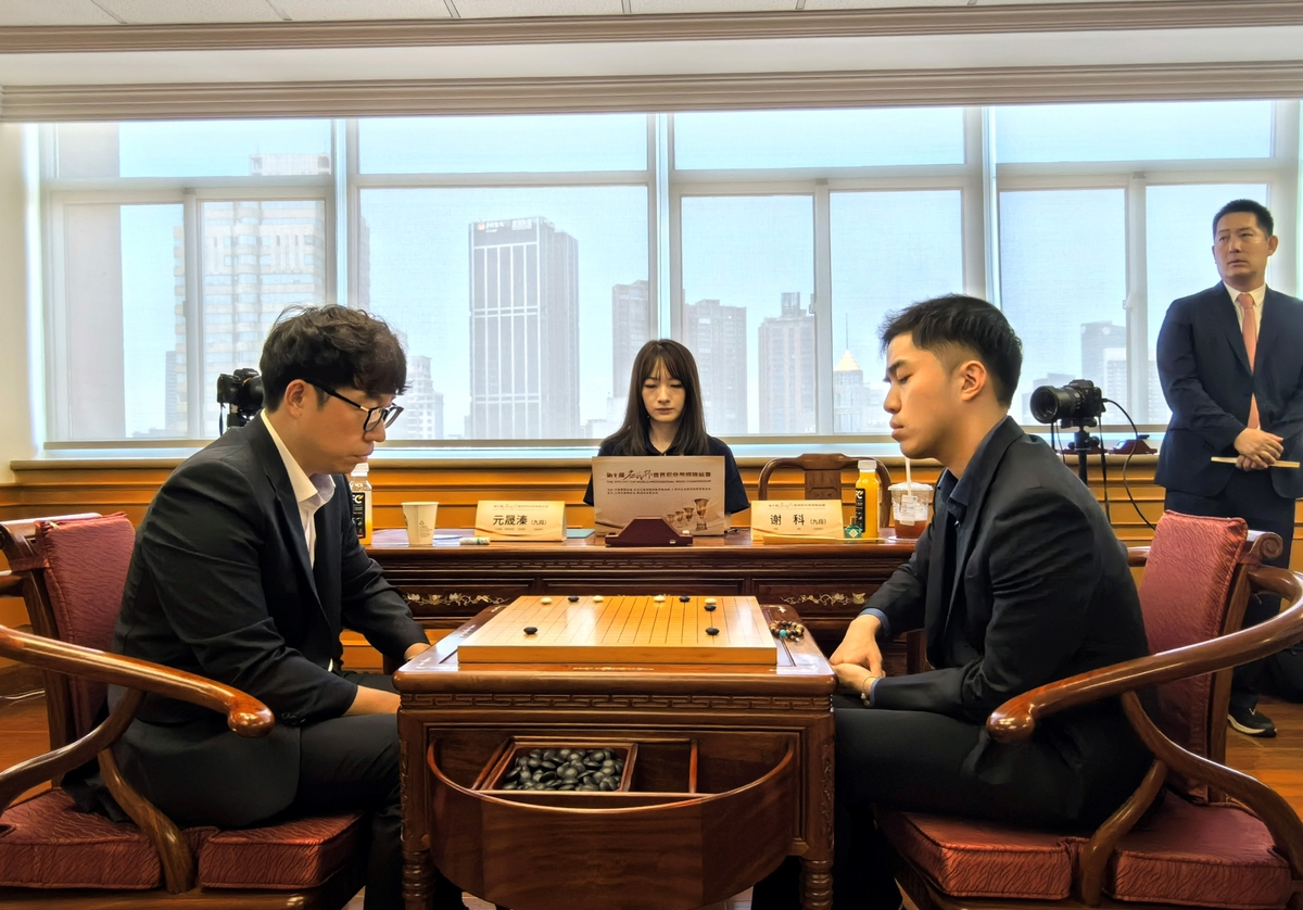 达万头球两连击失空门，边裁示意越位在先