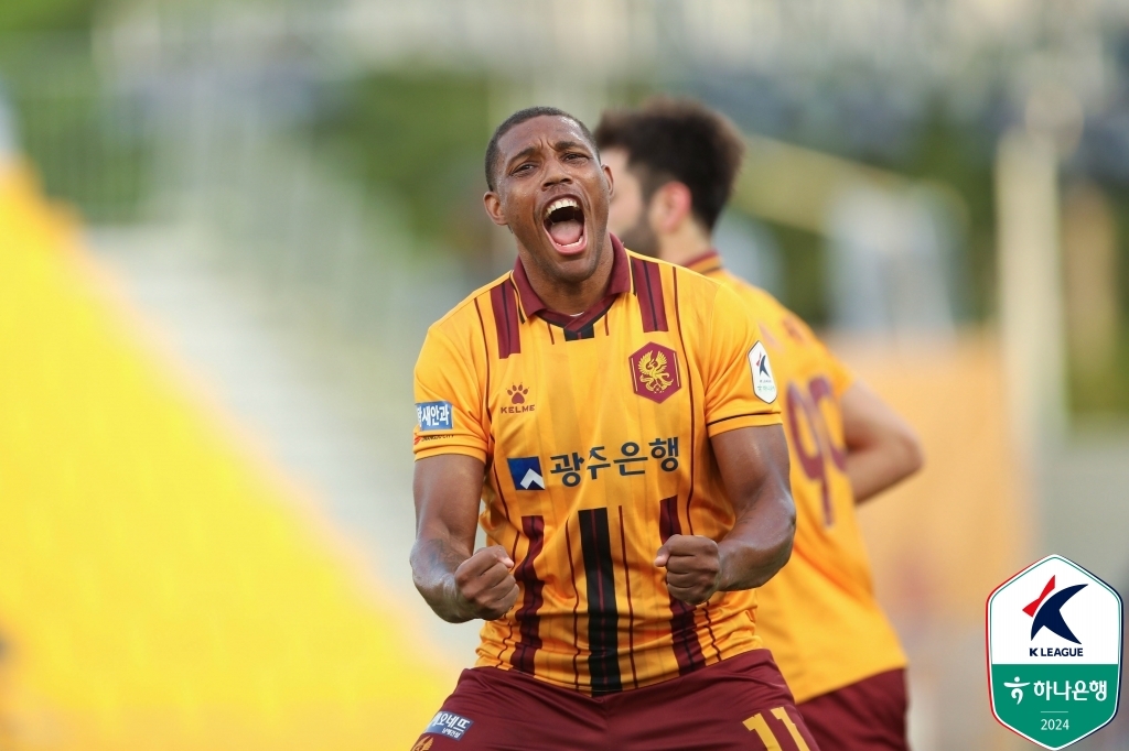 ⚽意甲战报：莫拉塔、特奥和普利西奇6分钟3球巴特萨吉染红 10人米兰3-0莱切