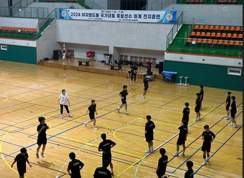 膝盖重伤，特尔施特根在离开当地医院时坐着轮椅